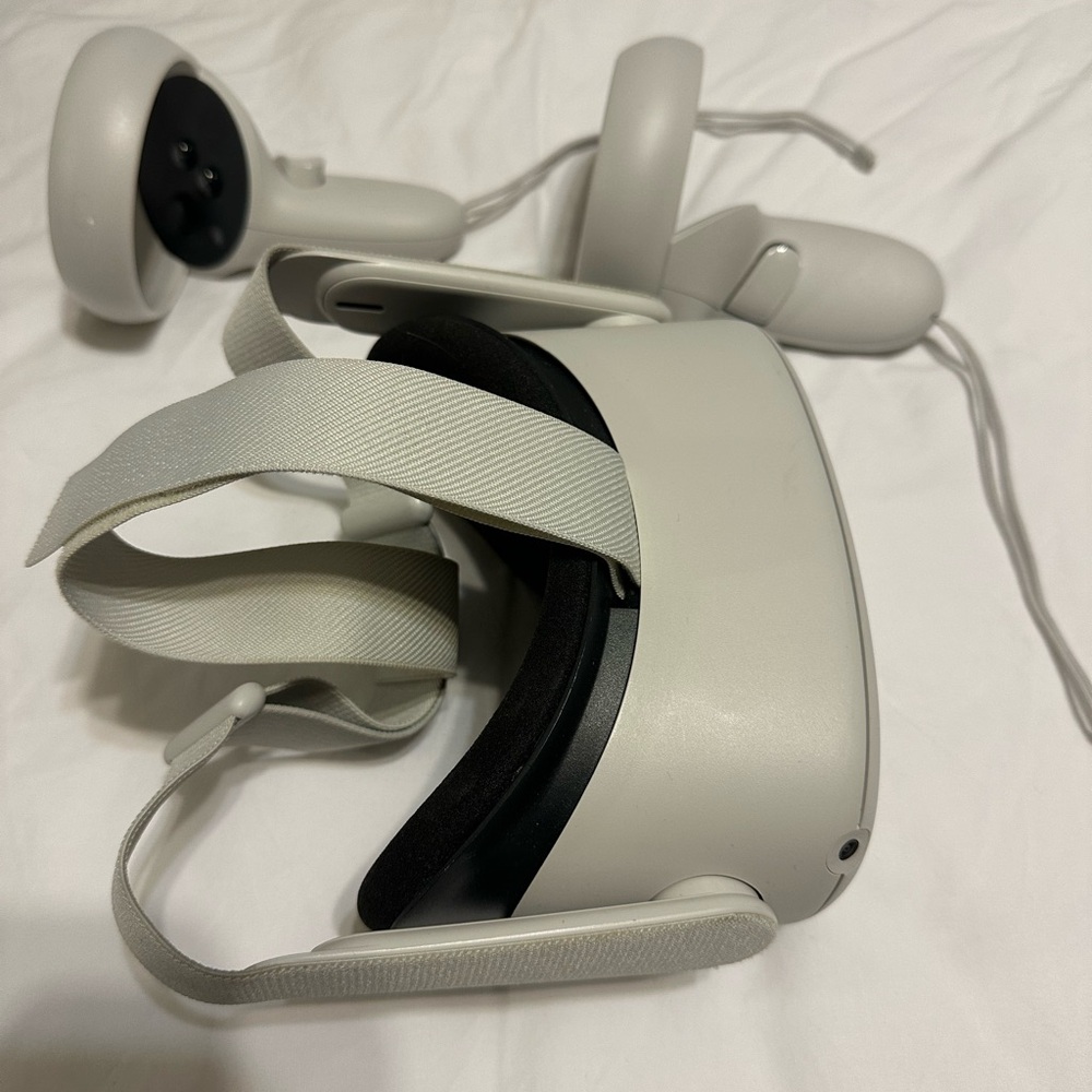 Oculus White Standalone VR Headset with Ergonomic Design